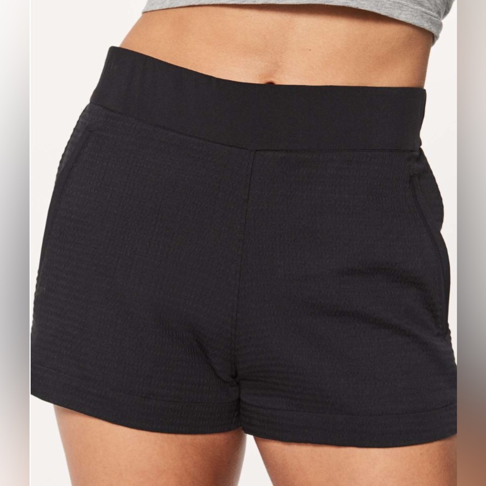Lululemon Pack Light Short (2.5") Black EUC